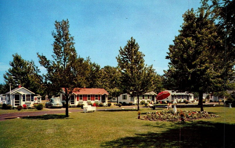 Lake Breeze Motel (Lake Breeze Cabins, Lake Breeze Cabin Court) - Vintage Postcard
